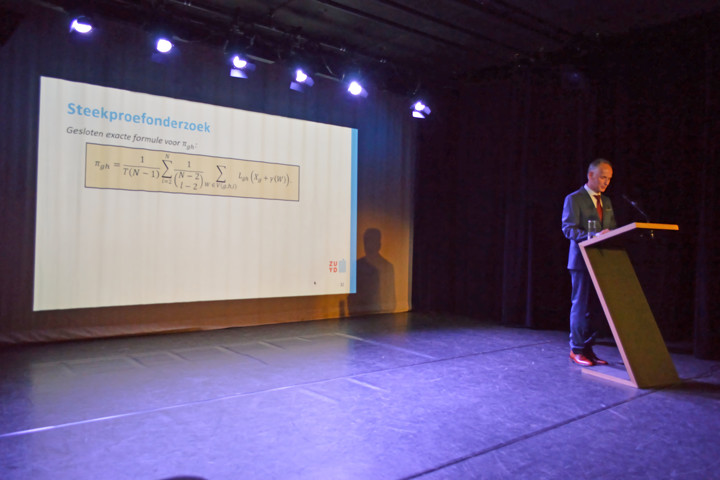 Kees van Berkel, senior statistisch onderzoeker bij het CBS tijdens zijn inaugurele rede als bijzonder lector Statistiek en Data Science aan Zuyd Hogeschool.