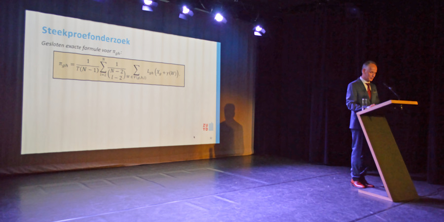 Kees van Berkel, senior statistisch onderzoeker bij het CBS tijdens zijn inaugurele rede als bijzonder lector Statistiek en Data Science aan Zuyd Hogeschool.