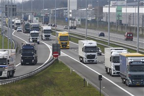 Vrachtverkeer op de autosnelweg bij de Nederlands Belgische grens bij Hazeldonk