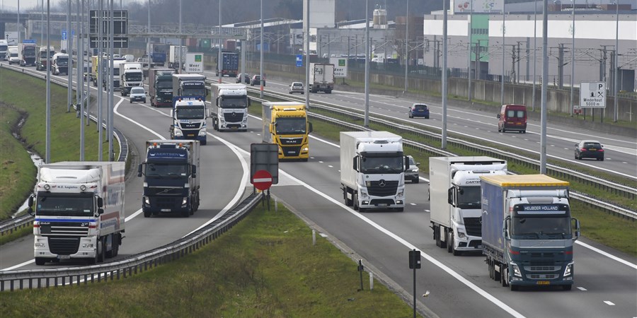 Vrachtverkeer op de autosnelweg bij de Nederlands Belgische grens bij Hazeldonk