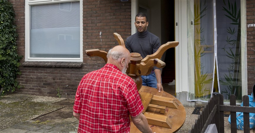 Mensen aan het sjouwen met tafel