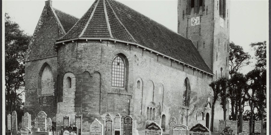 De Ned. herv. kerk met toren van Rinsumageest in Friesland. Gezien vanuit het noordoosten met een deel van de begraafplaats