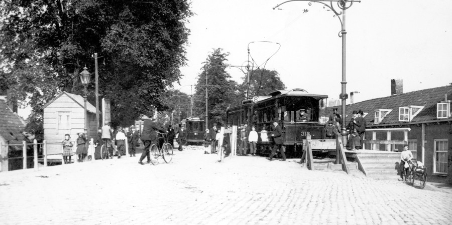 Veel bekijks bij de aankomst van de eerste Electrische Tram in Schiedam, op 17 december 1906, op de Rotterdamsche Dijk.