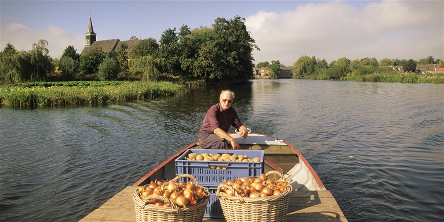 Boer vervoert aardappelen en uien per boot