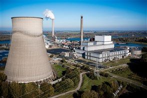 Dronefoto van de RWE Amercentrale in Geertruidenberg. De Amercentrale is een elektriciteitscentrale gestookt op steenkool en biomassa.