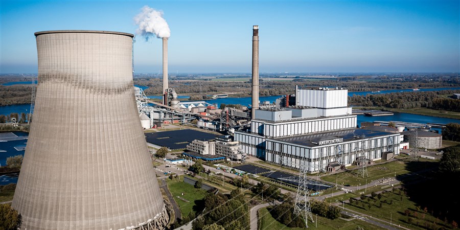 Dronefoto van de RWE Amercentrale in Geertruidenberg. De Amercentrale is een elektriciteitscentrale gestookt op steenkool en biomassa.