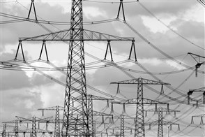 Grote hoeveelheid hoogspanningsmasten tegen een achtergrond van wolken