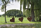 3 koperen harten bij ingang begraafplaats
