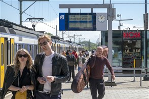 Dagjesmensen en toeristen komen aan op station Zandvoort.