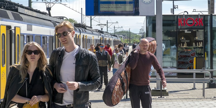Dagjesmensen en toeristen komen aan op station Zandvoort.