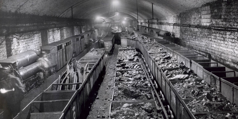Kolentreinen op het emplacement van de steenkolenmijn in Limburg, 1946 Kolentreinen op het emplacement van de steenkolenmijn in Limburg, 1946