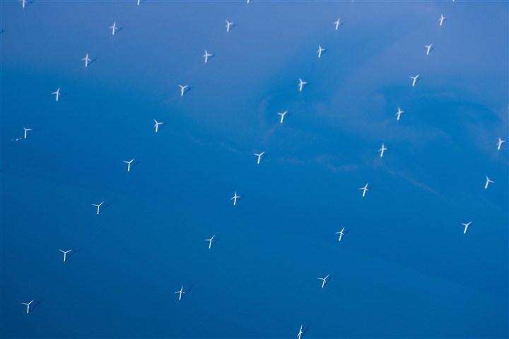 Noordzee. windmolenpark vanuit de lucht gezien