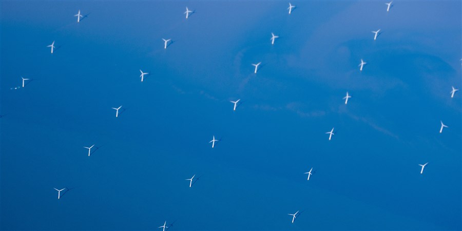 Noordzee. windmolenpark vanuit de lucht gezien