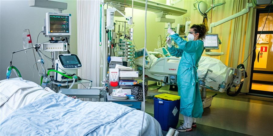 Een verpleegkundige aan het werk op de intensive care