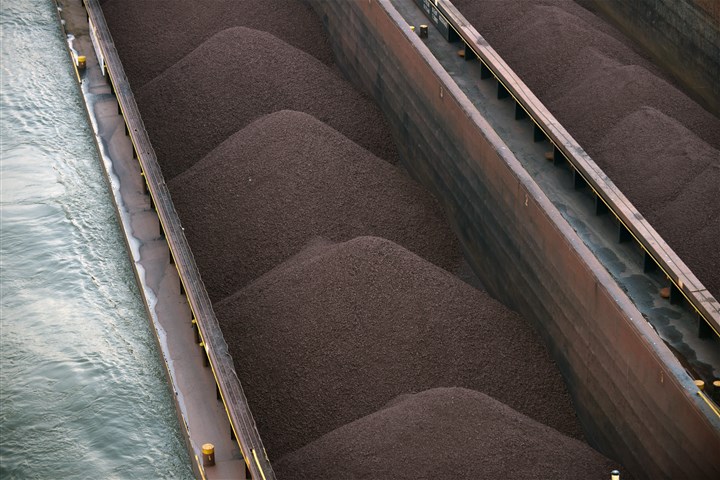 Nederland, Nijmegen, 5-5-2014 Binnenvaartschip, een zesbaks duwcombinatie, met kolen en ijzererts vaart over de Waal bij Nijmegen, Foto: Flip Franssen/Hollandse Hoogte