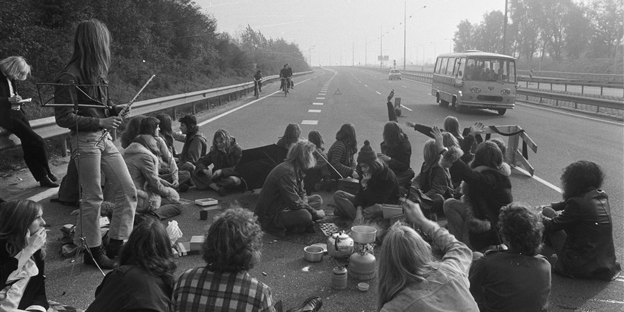 Jongeren picknickend op een vrijwel lege snelweg in verband met olieboycot, 1973.