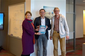 Ger Snijkers handing over the international reference work on business statistics to the Director General of Statistics Netherlands