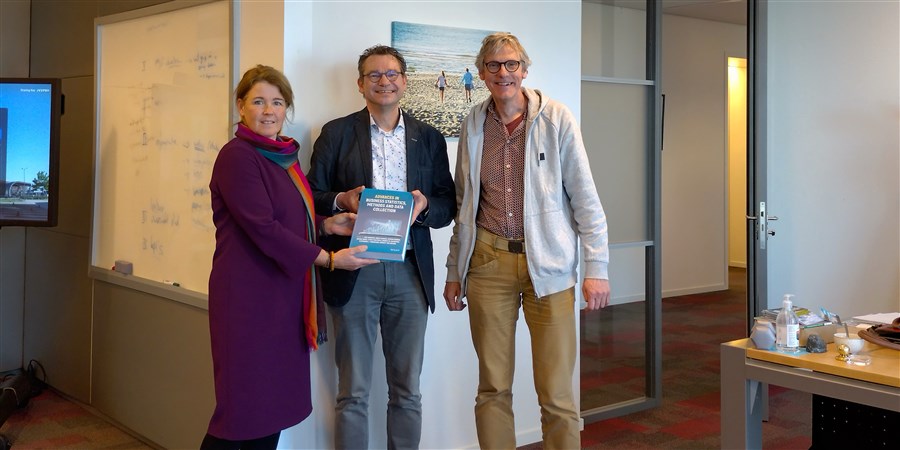 Overhandiging van het door Ger Snijkers (midden) en Arnout van Delden geschreven boek over Business surveys aan onze Directeur-Generaal Angelique Berg