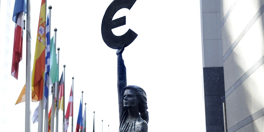 Standbeeld van de godin Europa voor het gebouw van het Europees Parlement. In haar hand de Griekse E, die later het symbool voor de euro werd.