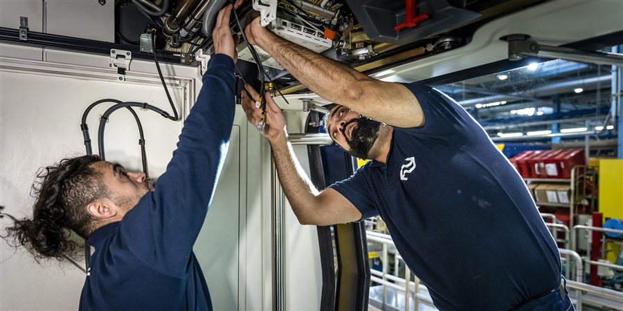Statushouders aan het werk aan de kabelstraat. Statushouders kunnen bij de NS aan de slag in een leerwerktraject tot monteur. Het vervoersbedrijf helpt deze groep samen met de gemeente Amsterdam en Randstad aan het werk om ze perspectief te bieden en tegelijkertijd het personeelstekort tegen te gaan. ANP REMKO DE WAAL