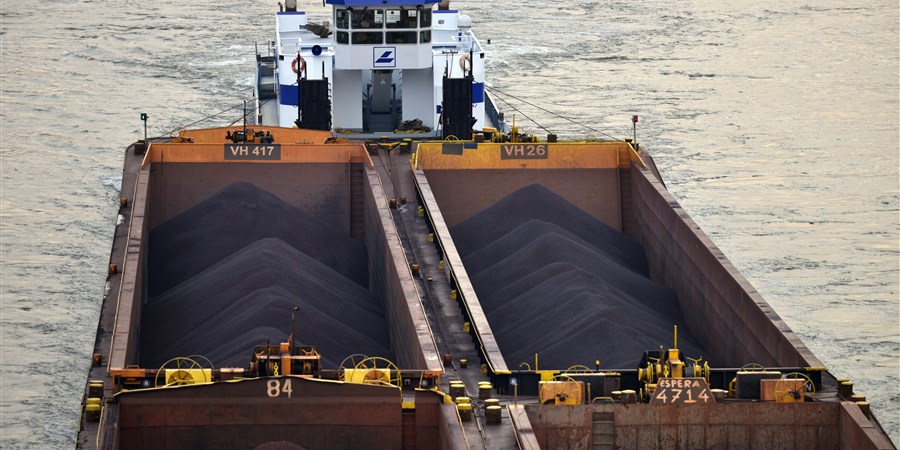 Duwboot met bakken met steenkool