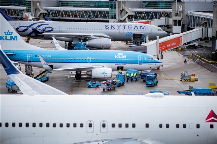 Bagage wordt ingeladen in passagiersvliegtuigen op Schiphol