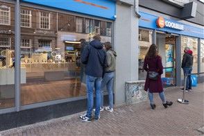  De Heerlense vestiging van CBS, met op de voorgrond een bord met het CBS-logo en de tekst "Centraal Bureau voor de Statistiek".