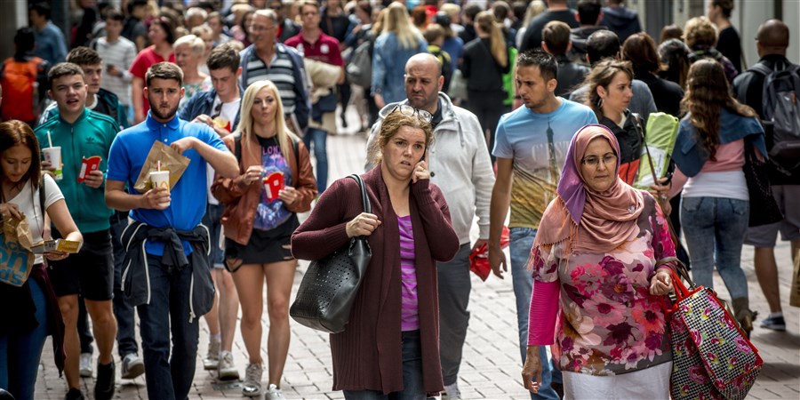 Kalverstraat. Straatbeeld met toeristen, dagjesmensen en winkelend publiek.