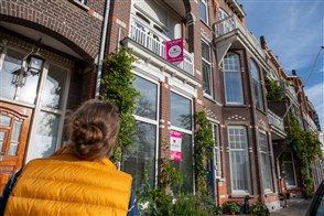  De Heerlense vestiging van CBS, met op de voorgrond een bord met het CBS-logo en de tekst "Centraal Bureau voor de Statistiek".