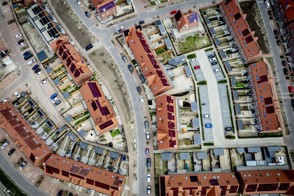  De Heerlense vestiging van CBS, met op de voorgrond een bord met het CBS-logo en de tekst "Centraal Bureau voor de Statistiek".