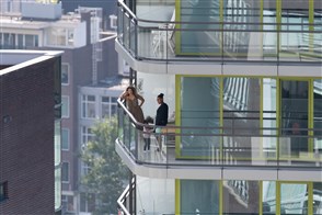 Rotterdam, balkons van een flat gezien vanaf de Red Apple