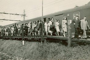 Aankomst CBS personeel op noodperron in Leidschendam, 1944