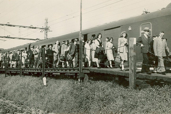 Aankomst CBS personeel op noodperron in Leidschendam, 1944