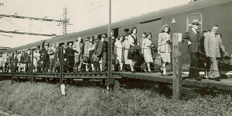 Aankomst CBS personeel op noodperron in Leidschendam, 1944