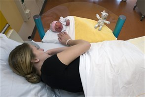 moeder en haar baby op de kraamafdeling in het ziekenhuis