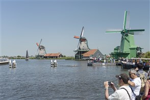  De Heerlense vestiging van CBS, met op de voorgrond een bord met het CBS-logo en de tekst "Centraal Bureau voor de Statistiek".