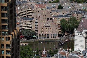 Rotterdamse buurt, vanaf gebouw Red Apple gezien
