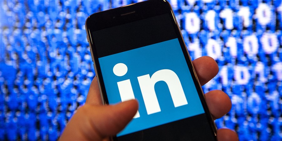 Phone displaying LinkedIn-logo