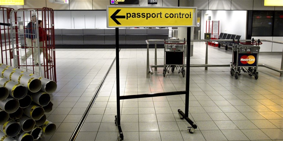 Lege ruimte bij paspoortcontrole op Schiphol.