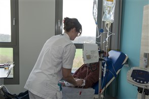 Verpleegkundige en een patiënt met infuus