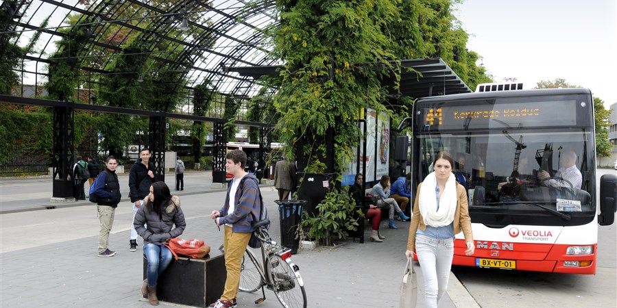 Mensen op het busstation in Heerlen
