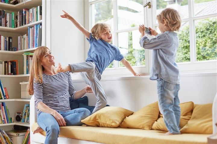 Moeder met haar twee kinderen op de bank