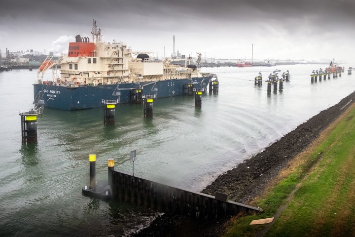 Een LNG tanker ligt aangemeerd in de Rotterdamse haven. De Gasunie heeft op de Maasvlakte nabij de haveningang reservoirs met grote hoeveelheden LNG vloeibaar gas.