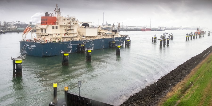 Een LNG tanker ligt aangemeerd in de Rotterdamse haven. De Gasunie heeft op de Maasvlakte nabij de haveningang reservoirs met grote hoeveelheden LNG vloeibaar gas.