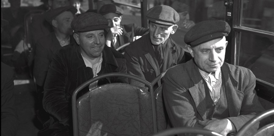 Mijnwerkers van de staatsmijn Emma Hoensbroek worden na afloop van de nachtdienst per bus naar huis vervoerd. Mijnwerkers van de staatsmijn Emma Hoensbroek worden na afloop van de nachtdienst per bus naar huis vervoerd.