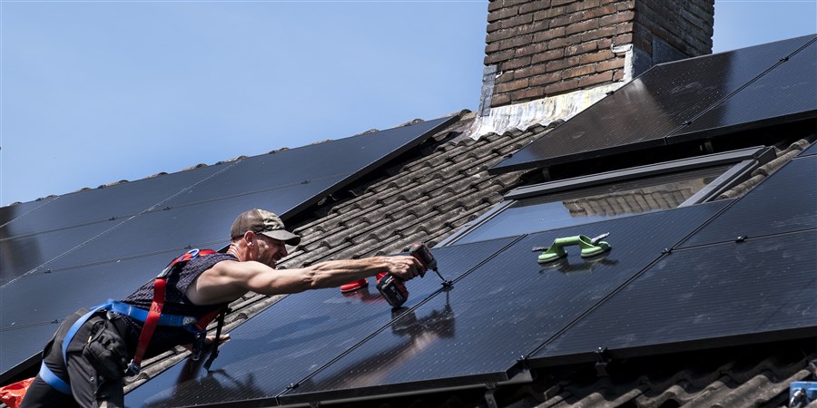 zonnepanelen worden geplaatst op een dak