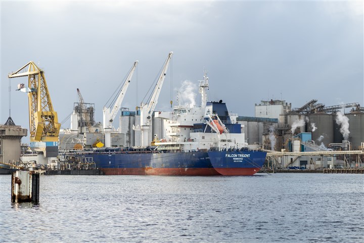 een vrachtschip in de houthavens Amsterdam