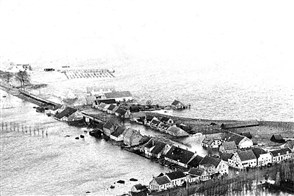 Luchtfoto van dorp overstroomd tijdens de Watersnoodramp van 1953