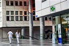 Verpleegkundigen lopen in ziekenhuisgang