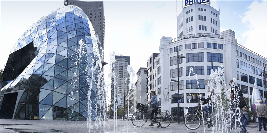 De Lichttoren Philips met fontein op de voorgrond stadsgezicht Eindhoven